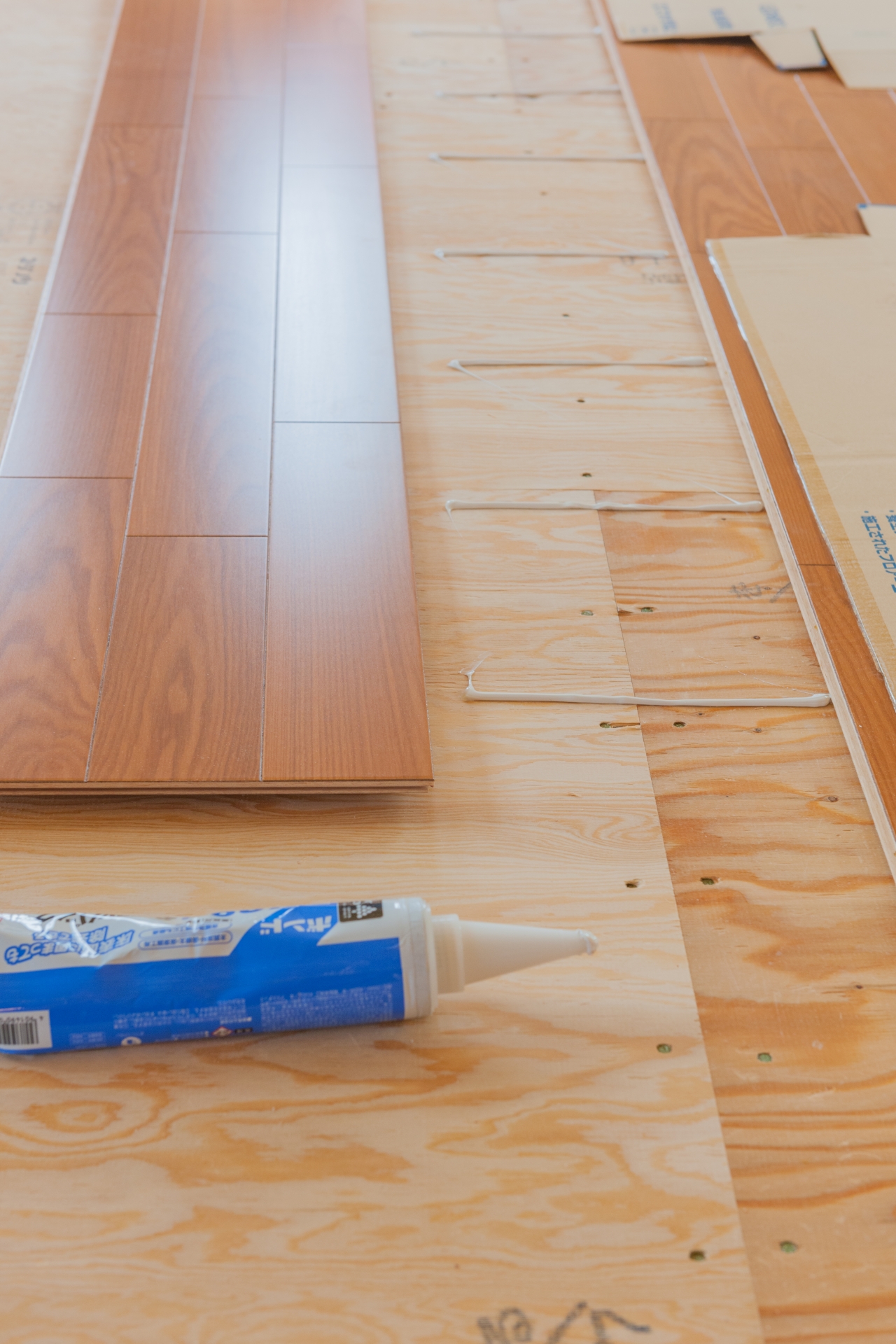 床に接着剤を塗ります